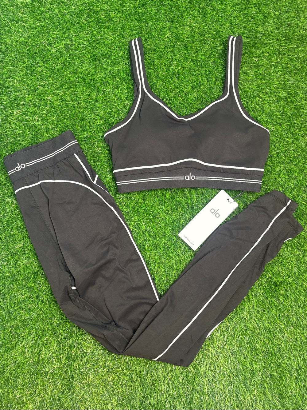 Alo Yoga Set Black With 2-Piece Women’s Medium Sports Bra & Leggings activewear